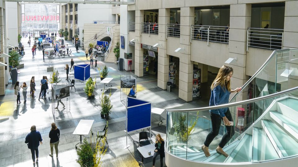 Hall of the Uni Mail Building